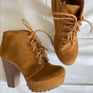 Mustard/brown with thick heel.Comfortable.